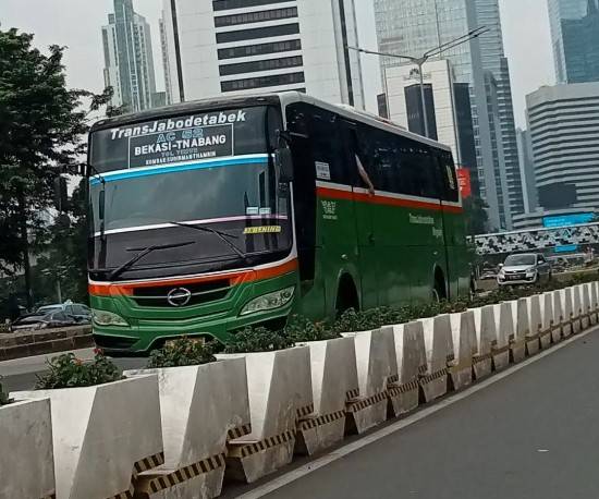 Bus Mayasari Bakti
